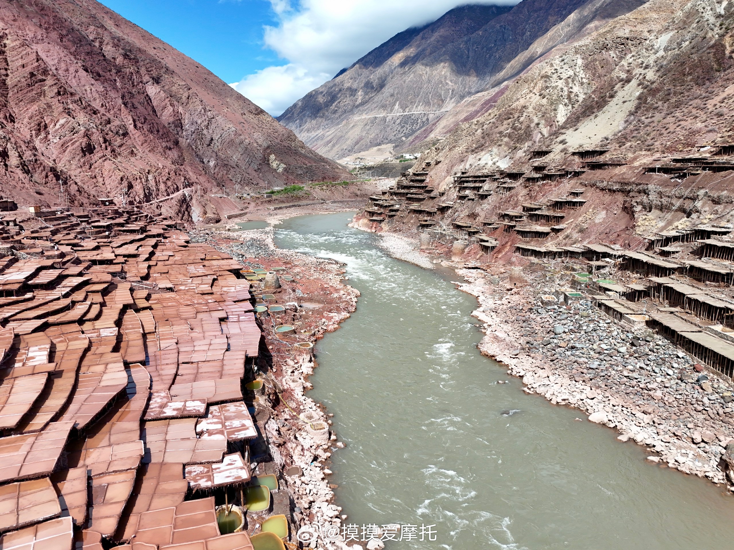 和摸摸去摩旅 芒康千年古盐田，拥有1300多年的历史，是中国唯一完整保留，原始手