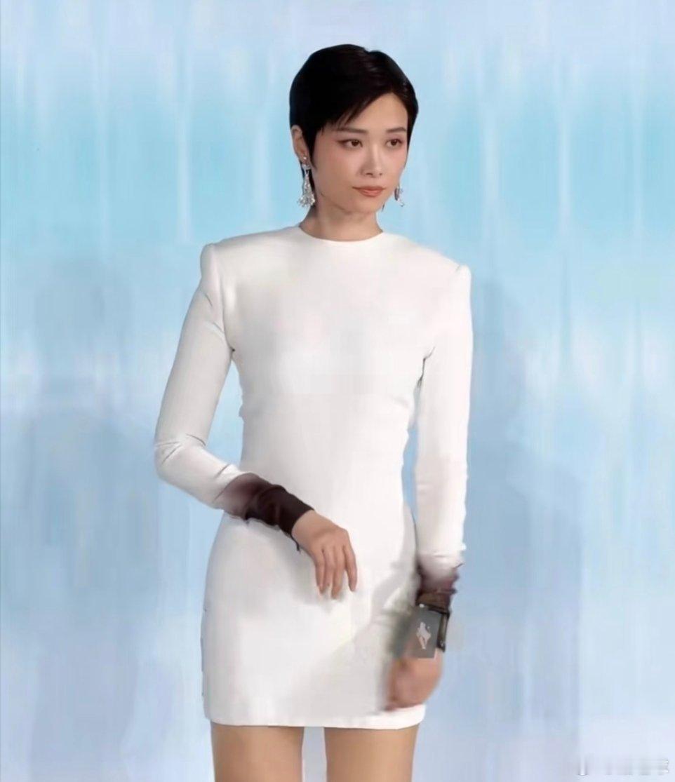 李宇春这个裙子，你觉得哪个更好看[疑问] ​​​