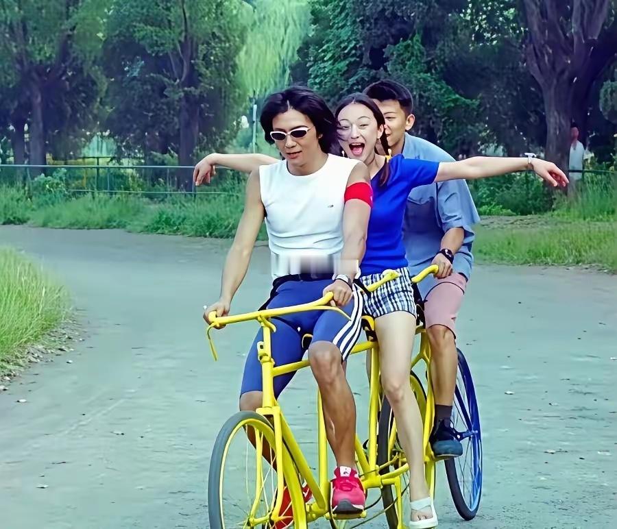 周迅、朴树、夏雨二十多年前在清华操场上的一组老照片 