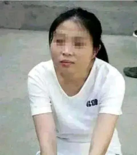 2004年，方晓红被执行“注射死刑”前，留下的最后一张照片，让人感慨万分，她身穿
