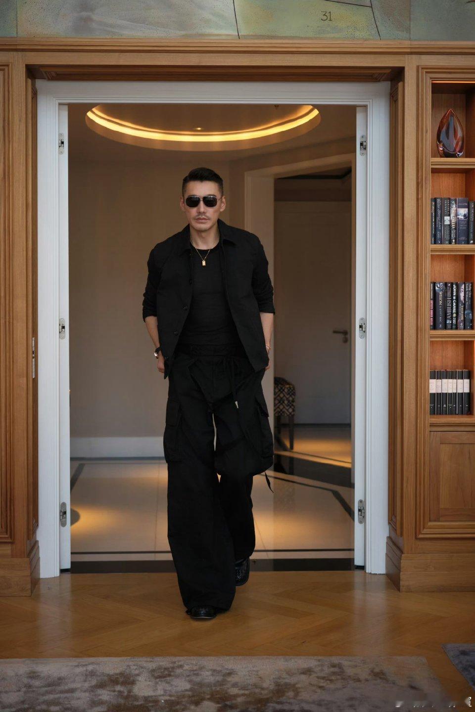 胡兵毛秋裤外穿走机场 时尚完成度靠脸靠身材，胡兵真的赢麻了。 