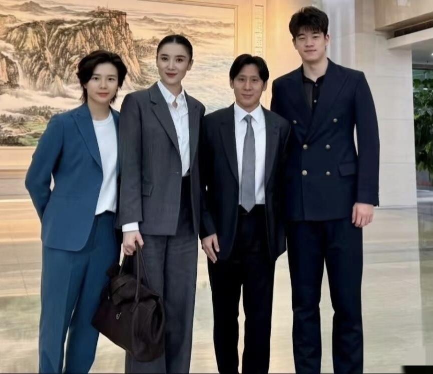 演员宋佳都有173的身高，在女生里算比较高挑的，那右边这位西装笔挺的帅哥估计得有