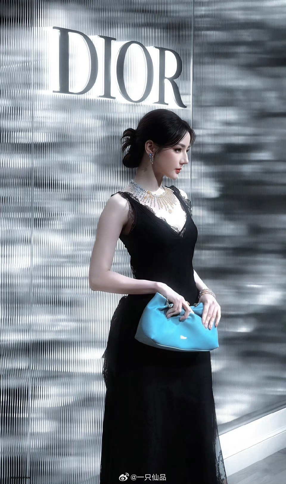 DIOR活动迪丽热巴站在那里就是焦点热巴的美，是一种极具侵略性又令人无法抗拒的存