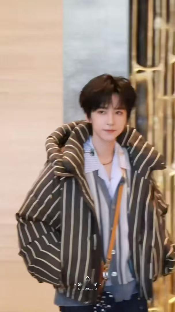 贺峻霖五十公里桃花坞6上班贺峻霖上班经过全是尖叫声 贺峻霖五十公里桃花坞6上班，