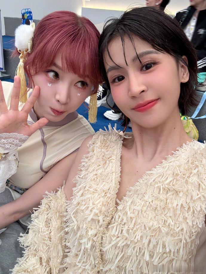 曾沛慈合照含灿量好高乘风2026她真的很会照顾人，合照时会主动靠近队友，贴心调整