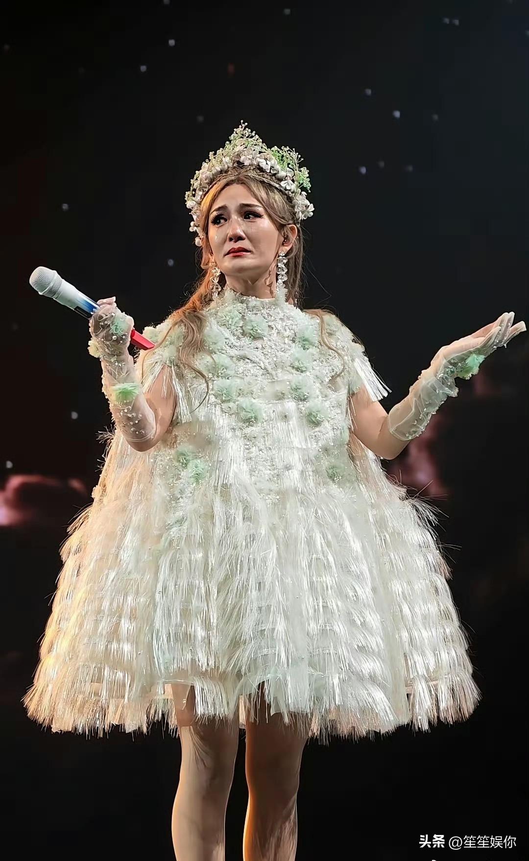 谢娜能稳居主持一姐席位，运气成分占了不少。她主持风格单一，短板明显，多年也未曾做