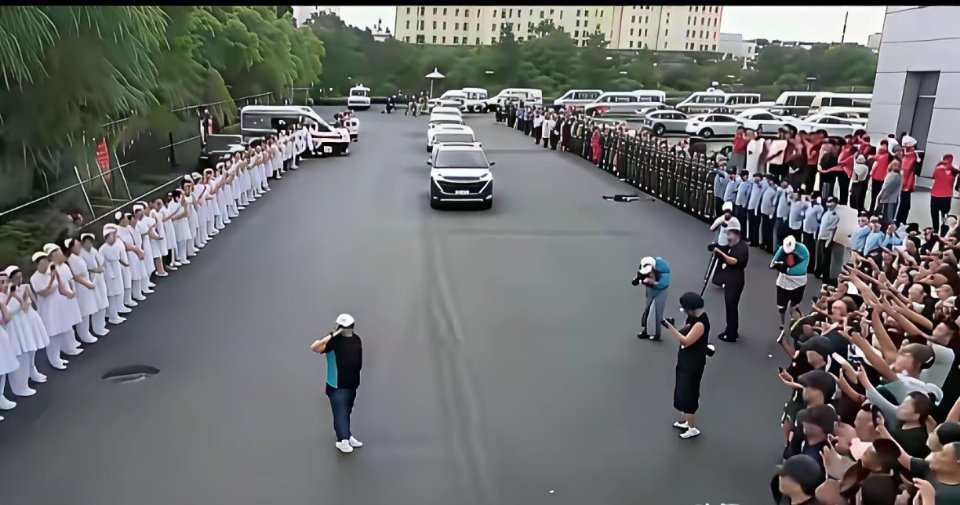 无论韩红今后会怎样，这张照片是她张扬的最后绝唱，再不可能重现大姐大的宏大气场。因