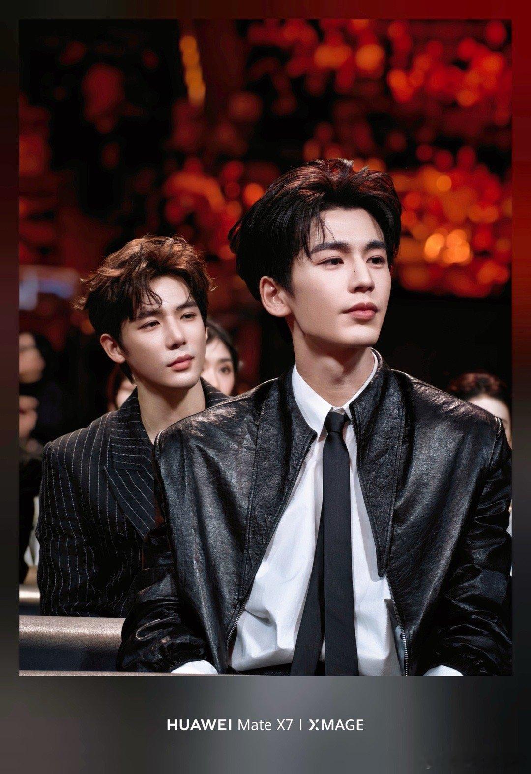 微博之夜合照 微博之夜的张凌赫王安宇的生图之所以能这么出圈，除了高颜值和好状态，