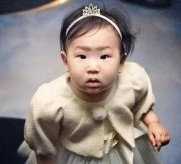 金喜善，大美人，她闺女……就…长得比较一言难尽……

再看看她老公，算帅哥……
