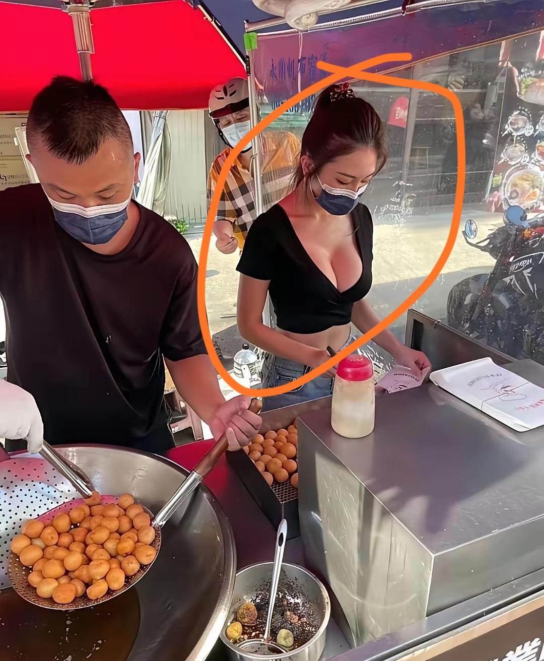 夫妻俩摆摊，
这女的真没必要穿成这样的吧，
我认为这样的场合，
打扮得太过于露了