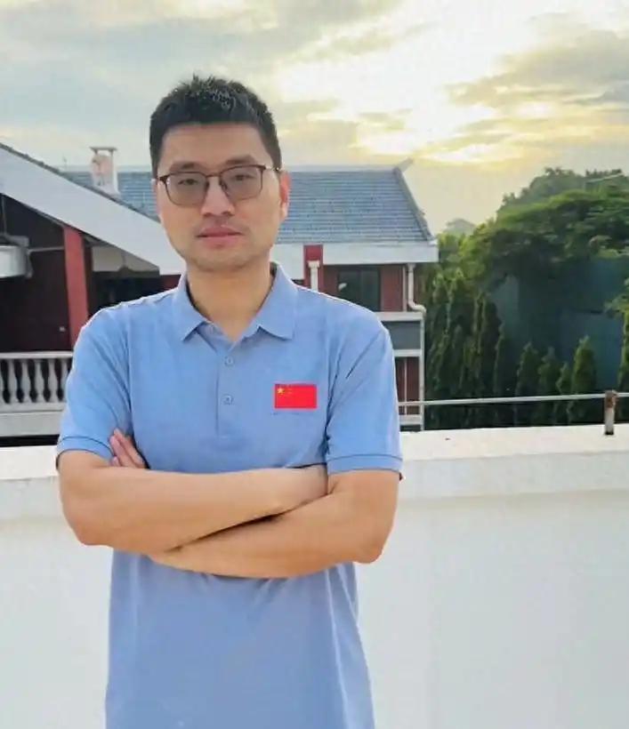 这位山东潍坊的医者，毕业于潍坊医学院，始终把“救死扶伤”刻在心底。2020年新冠