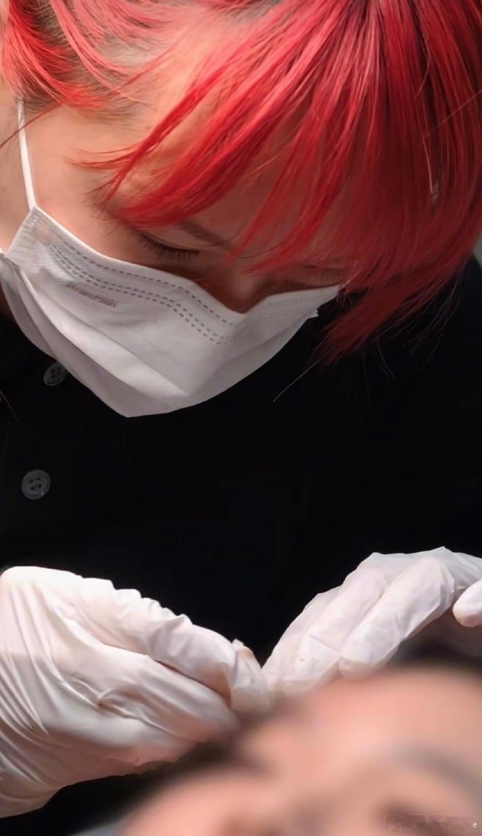 清华硕士回应做纹眉师浪费学历清华硕士从事纹眉1年最高月入10万确实需要勇气，毕竟