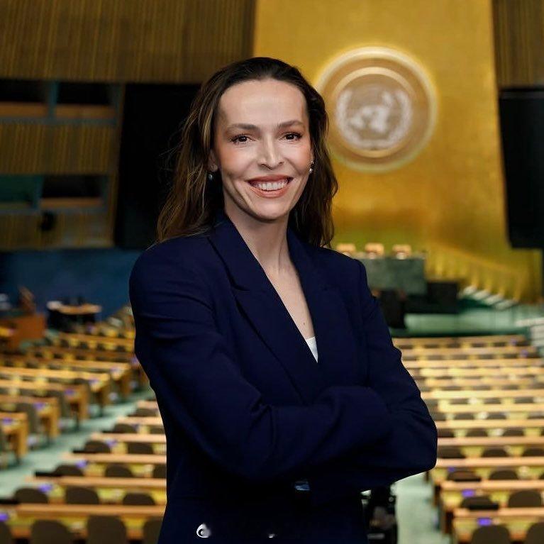 📸 联合国妇女署亲善大使埃达·埃尔德姆（土耳其）与联合国妇女署执行主任西玛·巴