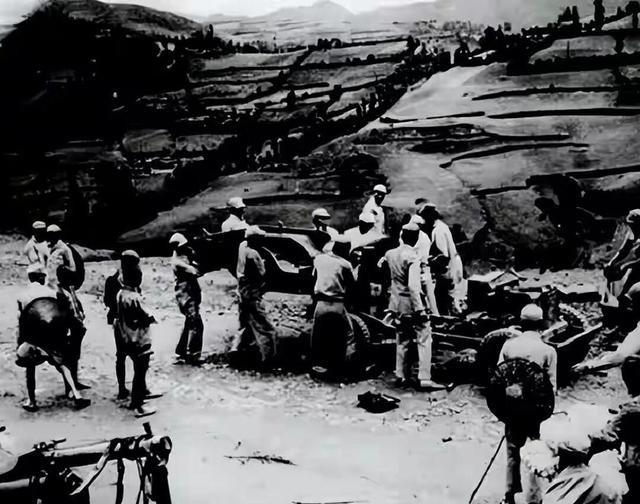 1939年，杨成武带队深夜突围，隐约发现队伍中，有个人正大模大样地撒尿，他突然叫