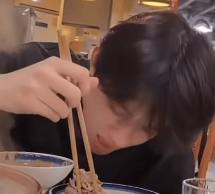 张极大馋小子晕碳了张极过油肉拌面吃晕碳了被美食狠狠拿捏住的张极，过油肉拌面吃得不
