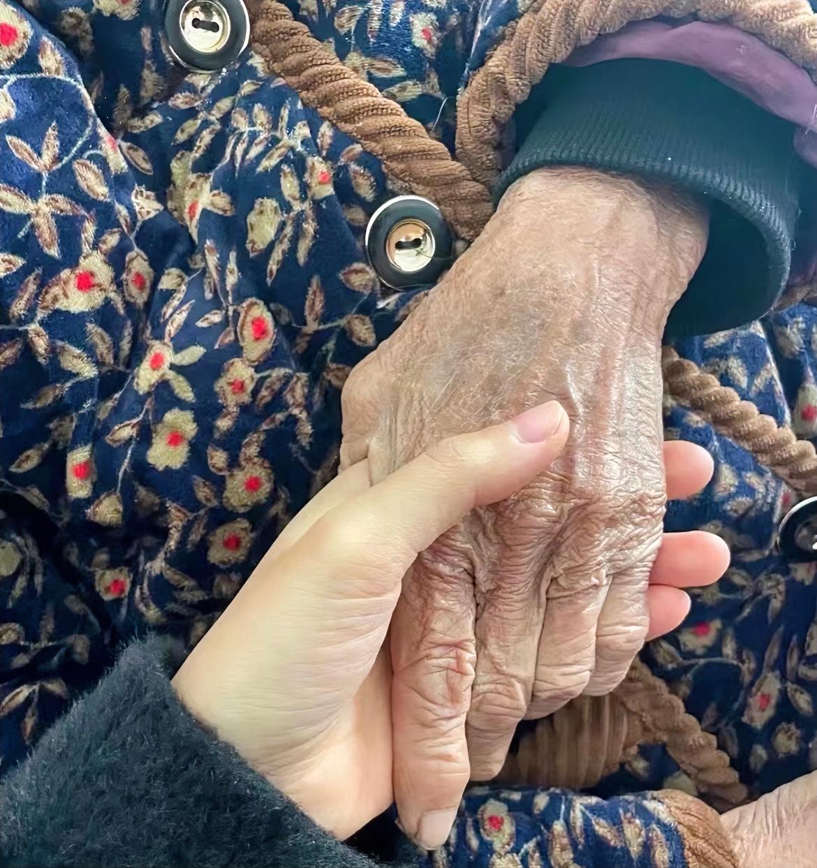 农村一位99岁老太太，
没病没痛，早饭过后却突然跟家人说要去睡会儿，以后不用做她