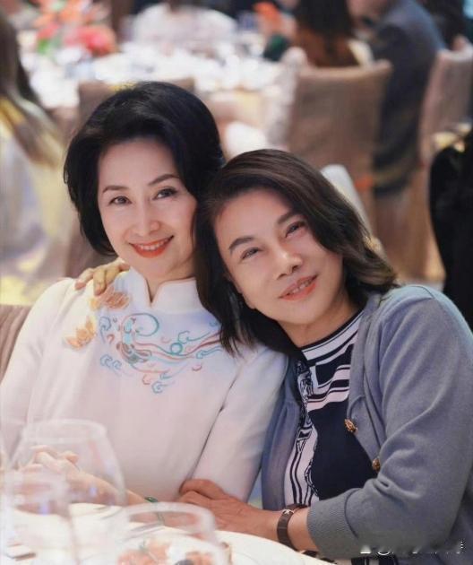 70岁的董明珠与61岁的何超琼，展现出女性独特的魅力与智慧，令世人为之赞叹。无论