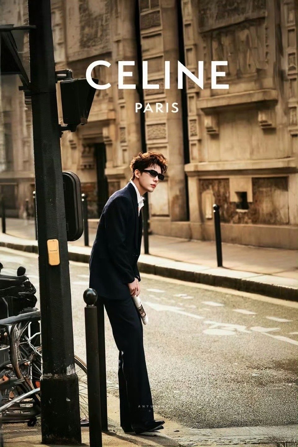 王安宇celine巴黎看秀街拍，帅的太有冲击力了 