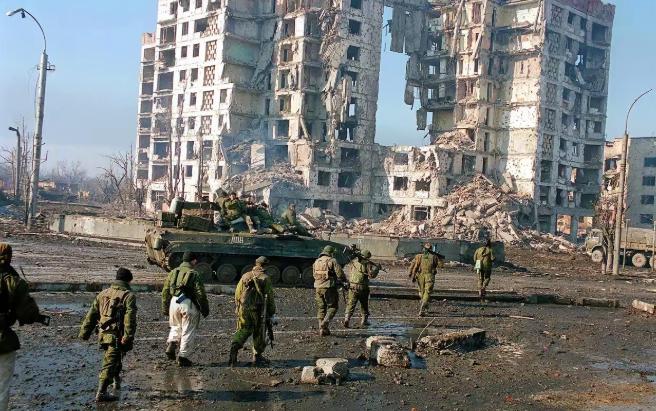 伊朗这场仗，基本上已经打不下去了。
不是说伊朗要公开举白旗，那是绝对不可能的，毕