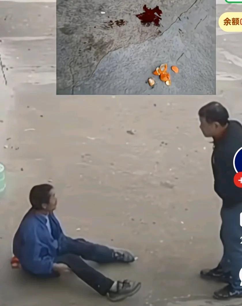 老人家门口吃橘子，被邻居一拳打倒在地，
脑出血当场昏迷，
被医院下病危通知书，