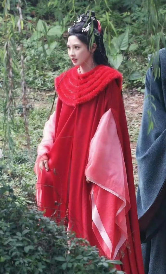 彭小苒《明月苍茫》造型路透，这谁做的服化道？？？？ ​​​