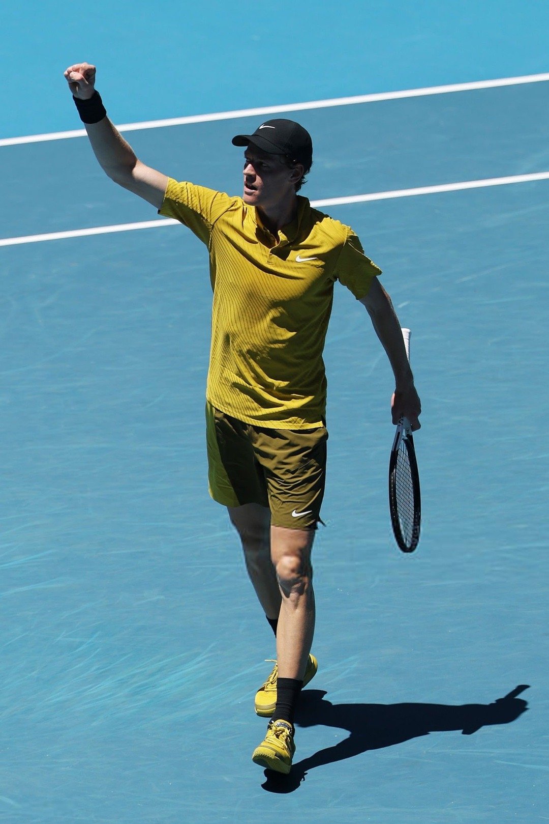 辛纳经受住高温、抽筋以及对手斯皮齐里出色发挥的三种考验，在关闭顶棚，后两盘都1-