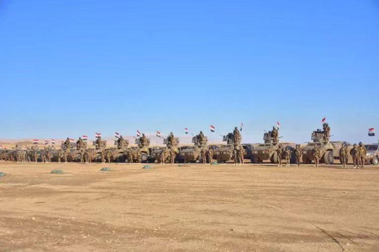 这才是真正的严防死守，伊拉克军队沿着叙利亚边境线，一字排开严防死守！朱拉尼的数万