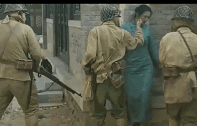 抗日神剧搞笑gif: [赞]厉害，巾帼不让须眉，左手右手一个慢动作[捂脸]