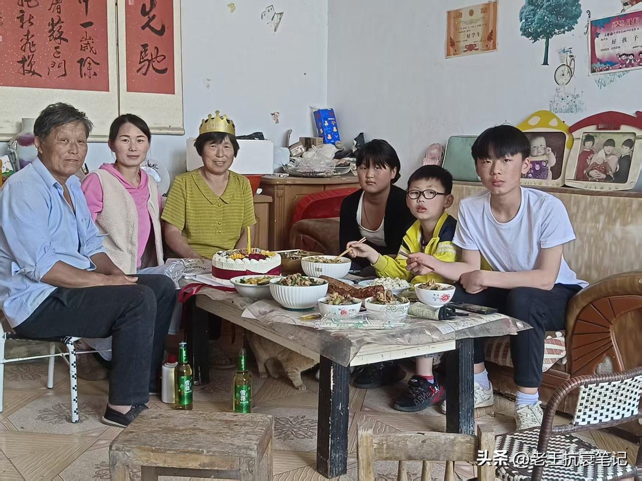 是前天，女儿来家第一次给她妈过生日，拍照时女儿建议我也陪在身边不可，可那会儿我感