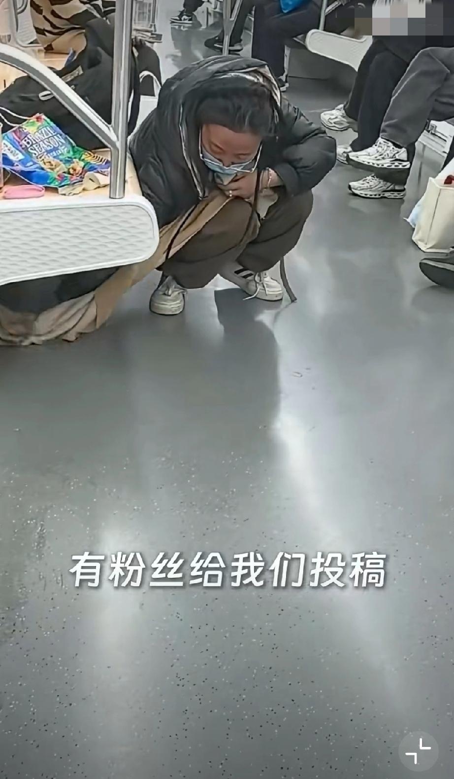 12月5日，苏州地铁：全网寻找这位小姐姐：你用围巾擦奶茶的样子超美！ 苏州爱心线