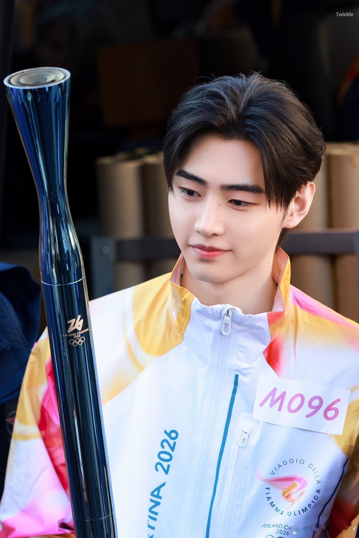 冬奥会时尚图鉴时尚灵感解读朴成训担任2026米兰冬奥火炬手，手持圣火奔跑的模样，