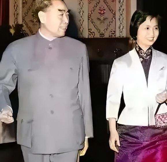 这是周总理和陈毅夫人张茜的一张珍贵合影，从照片中可以看出，周总理气宇轩昂，站在一