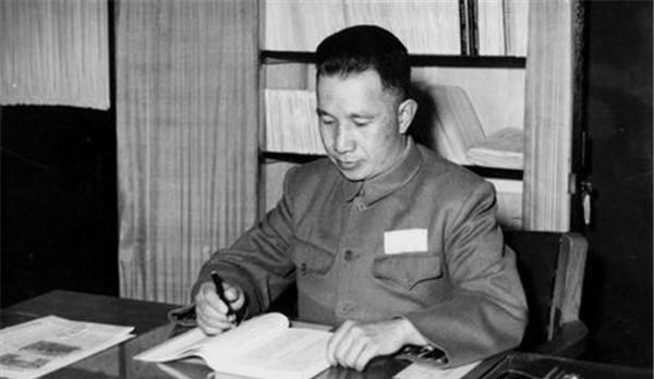 1954年没有就位留任代总长聂帅为总长，也没有把徐帅的总长挂职转实，而是把粟裕提