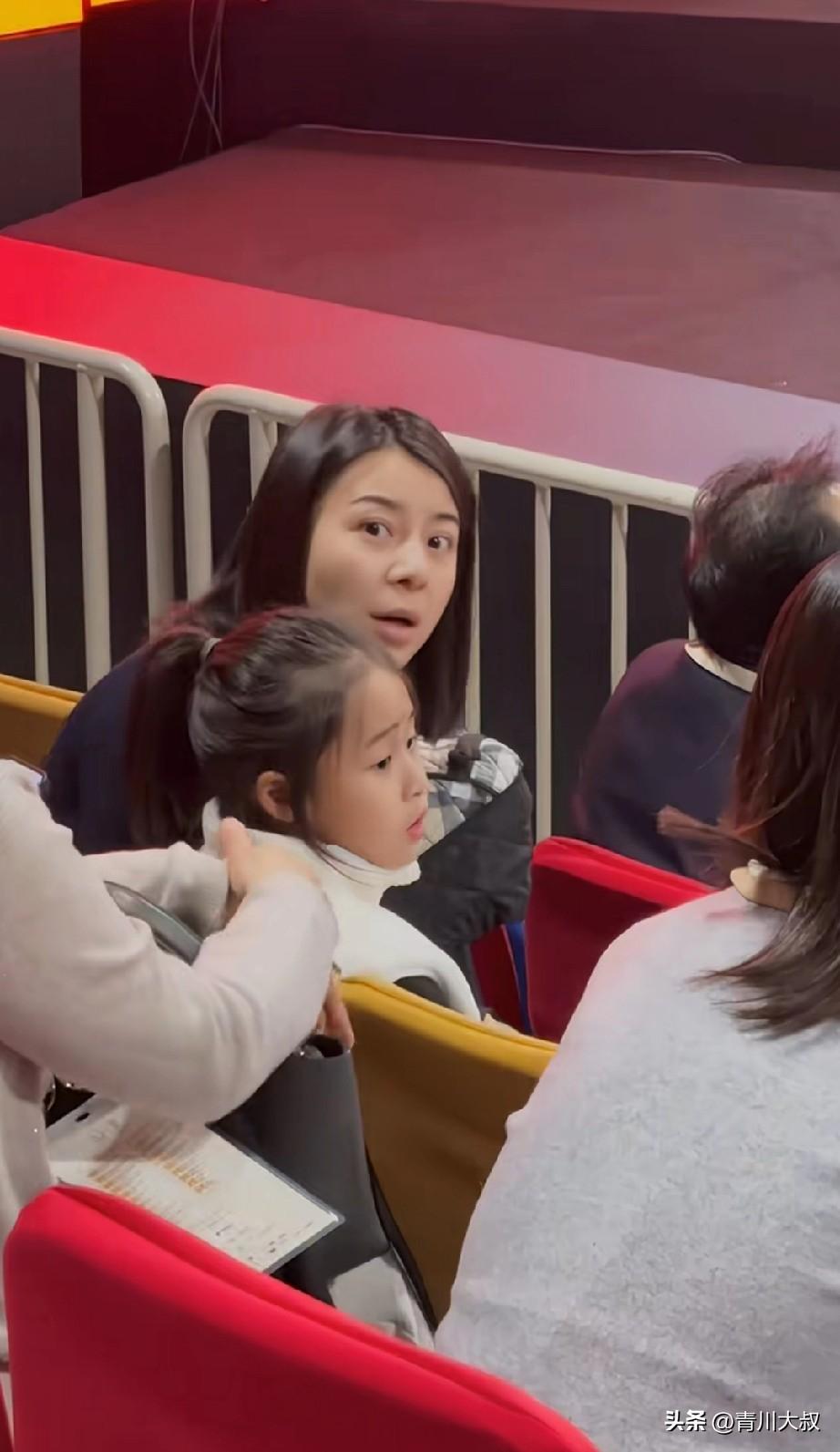 最近被邱贻可媳妇文伟圈粉了！
她进入座位的时候，
弓着腰，
女儿豌豆也弯着腰，