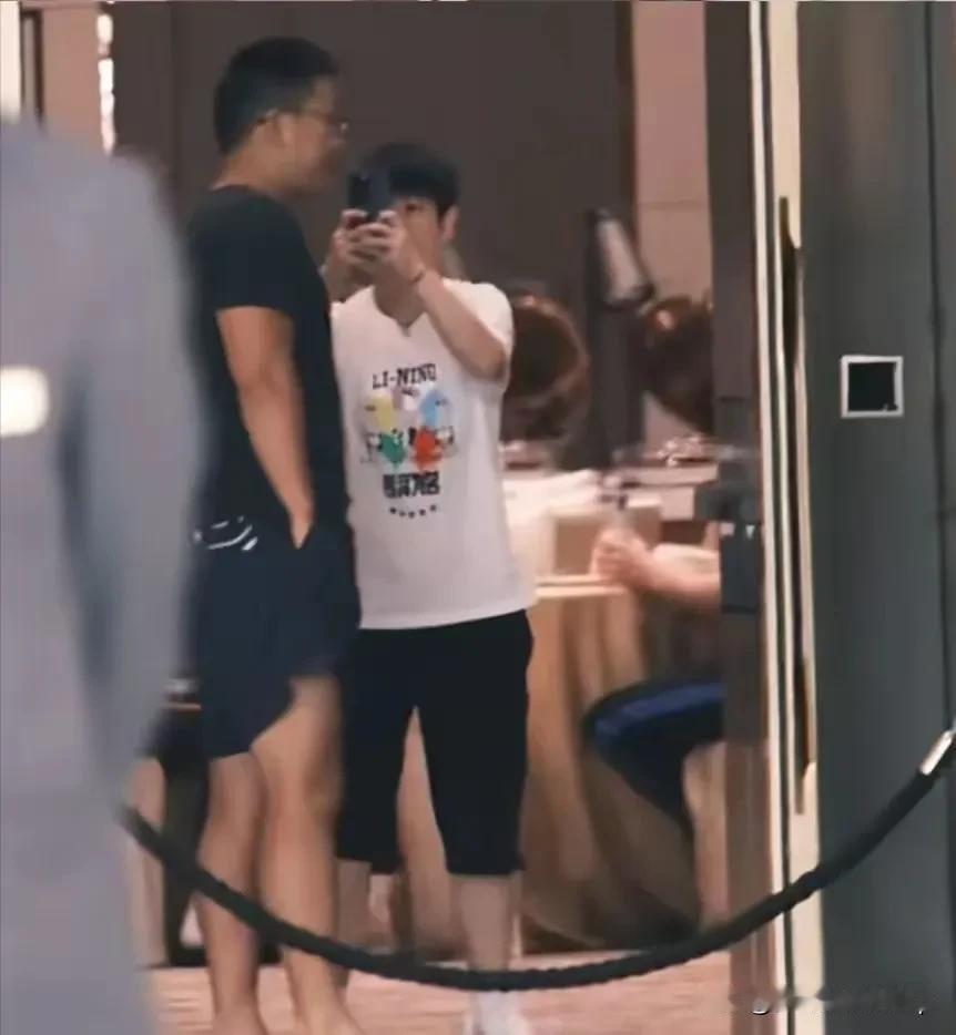 贴脸开拍的莎莎
莎莎给体能教练拍视频
翔哥经常拿手机记录自己的日常
今天小莎上线