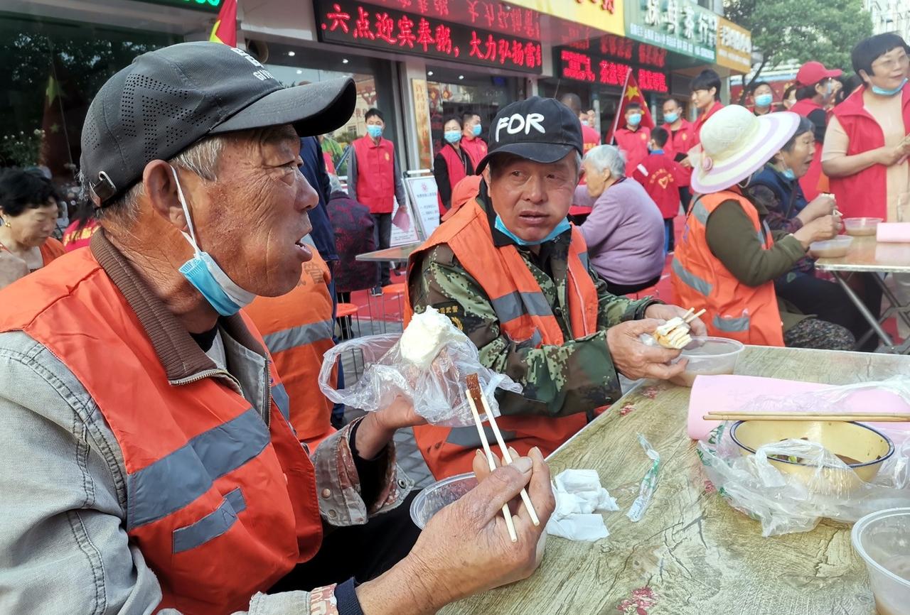 宜昌65岁大爷掏12万请环卫工吃早餐，500天两万次签名，这座城的底色不在标语里