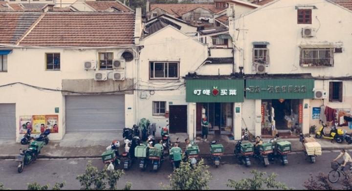 叮咚买菜梁老板创业史，每一次都能全身而退。

2003年，梁昌霖创立“妈妈帮”，