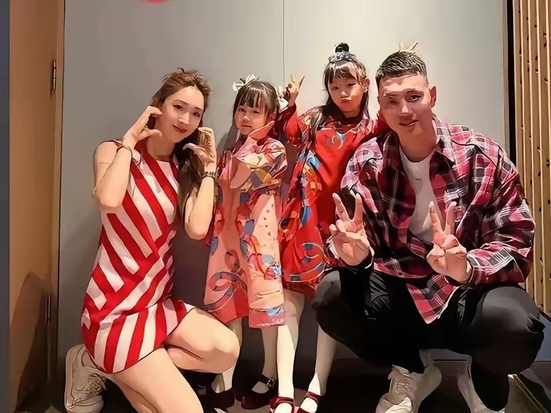 翟晓川最让人羡慕的是他娶了一位美貌的妻子，还愿意为他生孩子，只可惜没有生个男孩儿