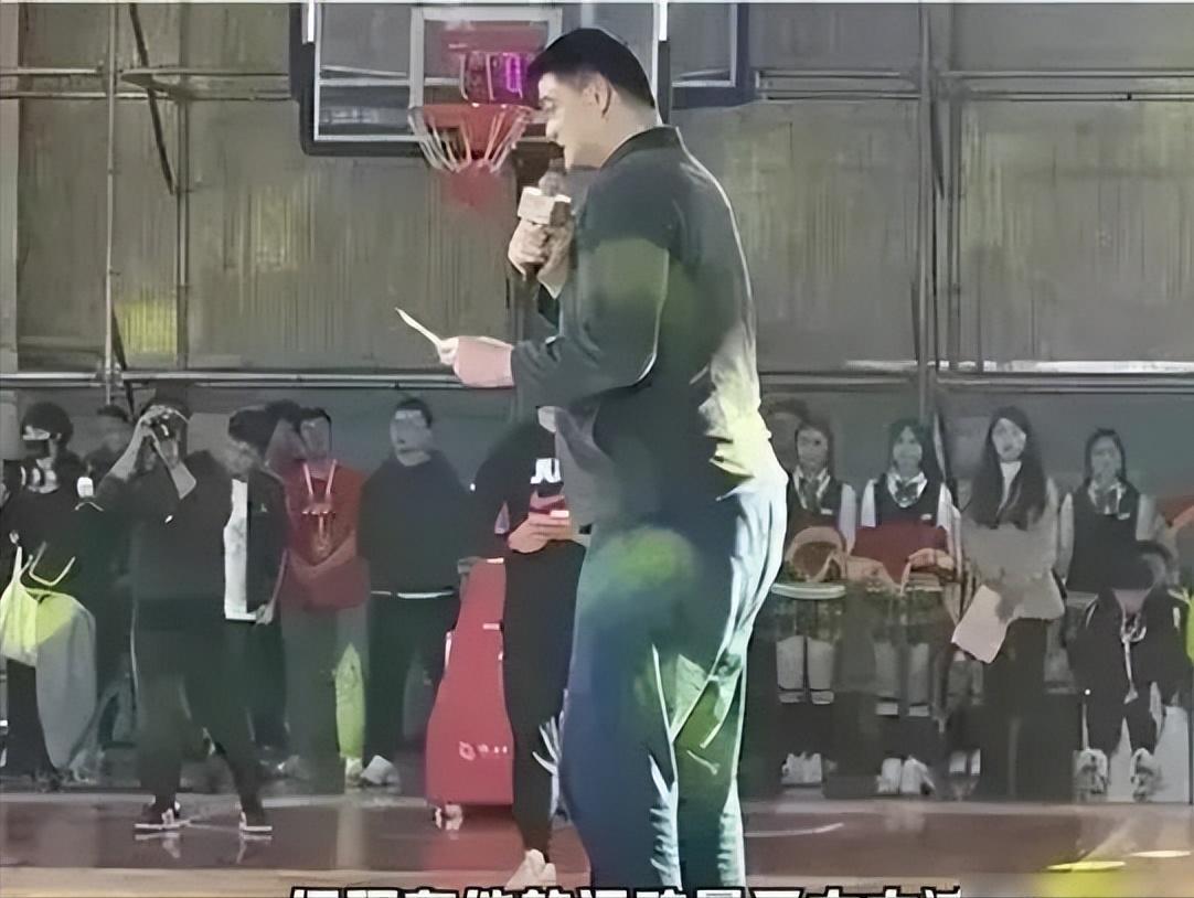 有一次，有人问叶莉:“嫁给身高2.26米，体重400斤的姚明是什么样的体验？”叶