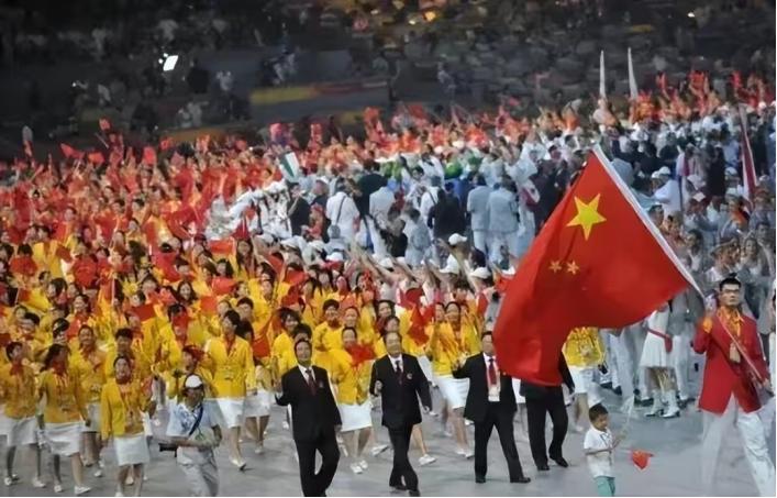 2008年奥运会开幕式上，姚明高举红旗走在人群正前方，突然，张艺谋脸色大变，冲着