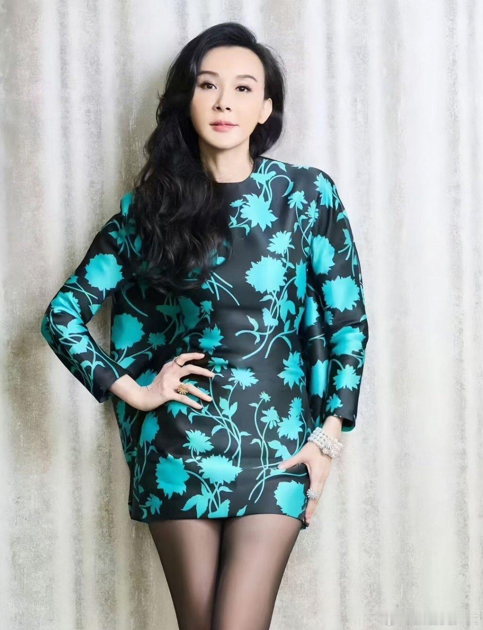 萧蔷完全女王萧蔷乘风二公惊艳绽放，超强气场自带女王风范。从容突破年龄束缚，身姿曼