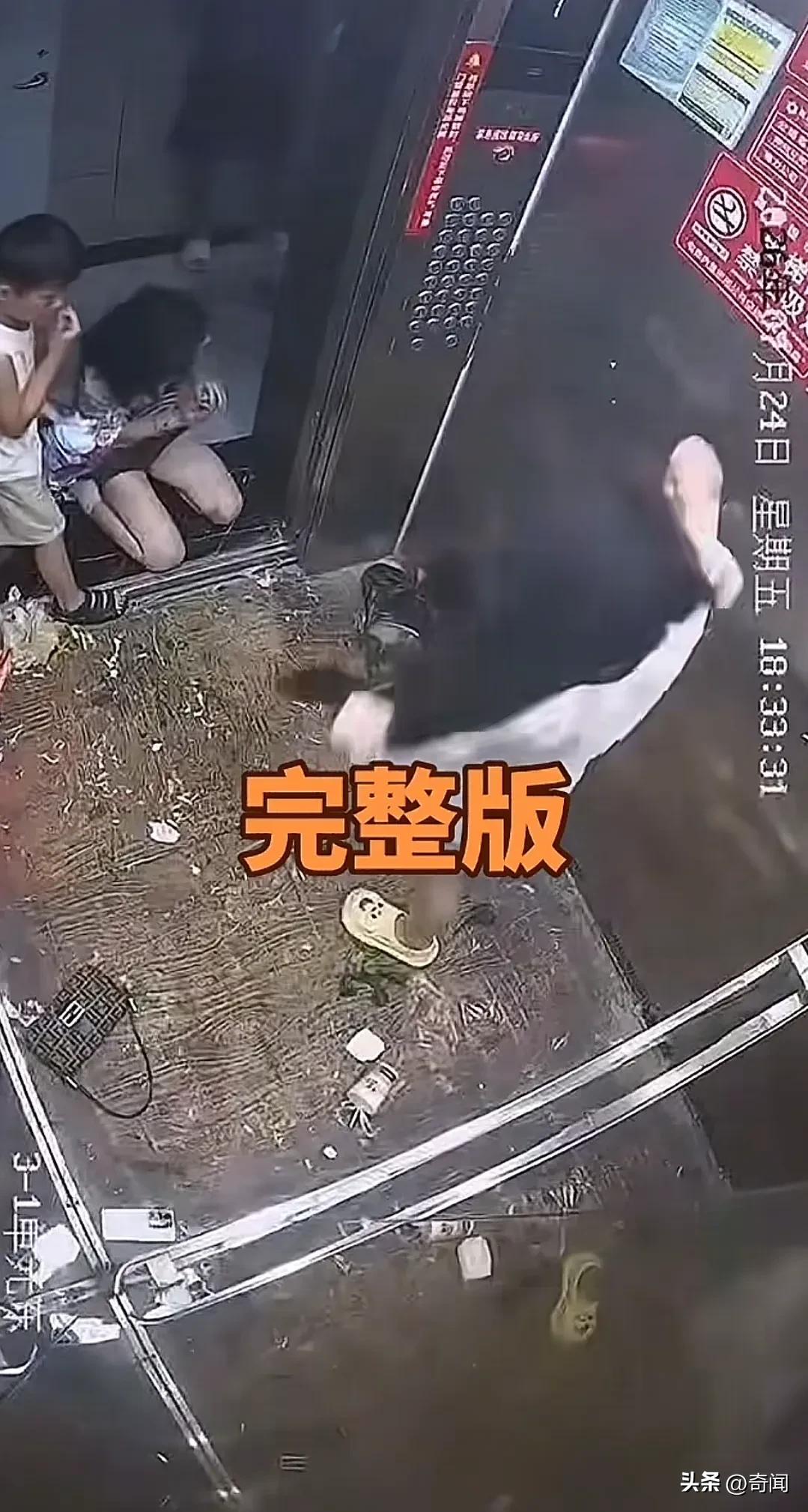电梯内两名女子因小孩挡门等人大打出手，律师称这位母亲教唆未成年人参与殴打可能属于