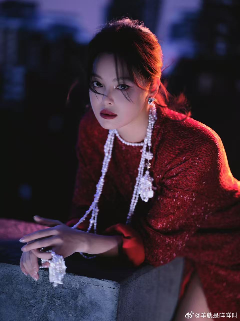 辛芷蕾微博之夜第二套出图了，衣服和蕾子一样红红的 