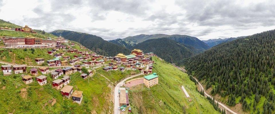 《藏传佛教寺院资料选编》《甘孜藏族自治州概况》等都说四川省甘孜藏族自治州德格县八