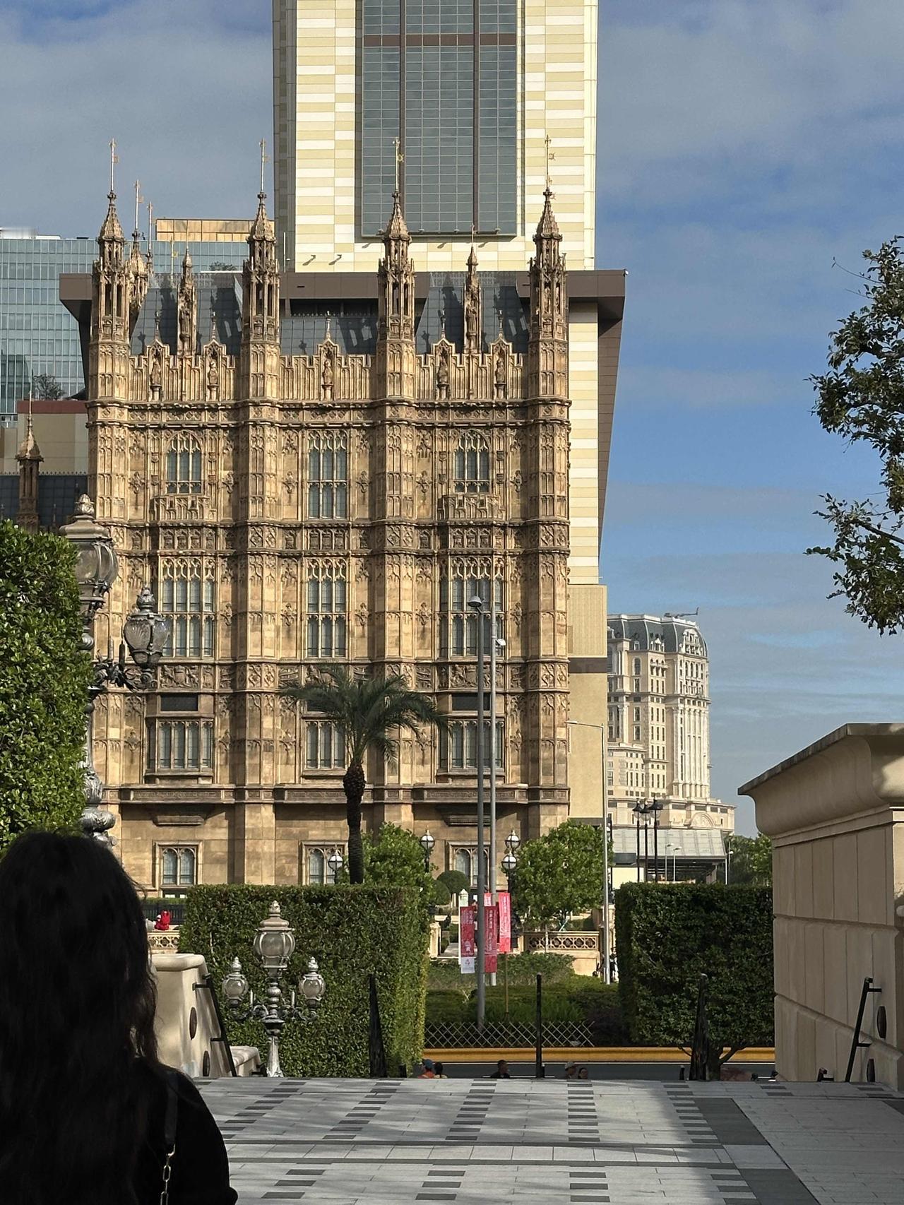 分享一下你随手拍下的照片澳门很小，在破旧与纸醉金迷之间，他找到了某种平衡感～