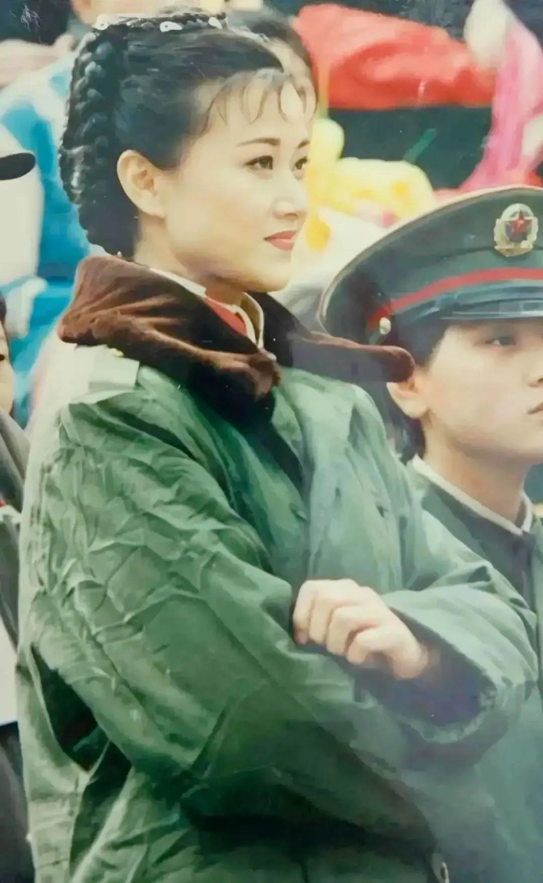 真是山窝窝里飞出来的金凤凰啊！

这是她在1998年为抗洪救灾的战士们演出时的一