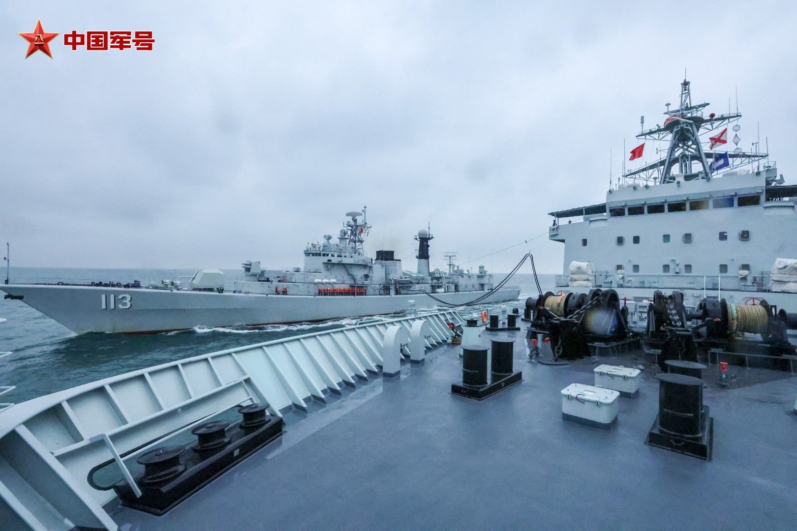 已经服役29年的113青岛舰近日在黄海某海域开展海上补给训练 