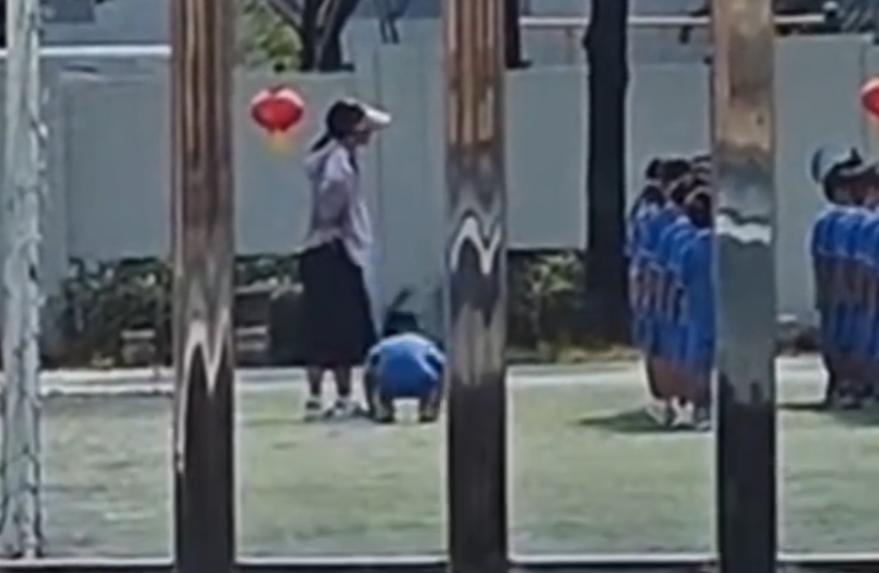 简单粗暴！有啥问题，直接面对解决问题不好吗？干什么要体罚学生呢？
前不久，广东中