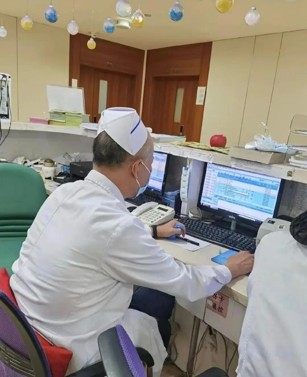 病区可爱的老护士，我想知道他这个帽子是咋固定的啊？[笑哭]