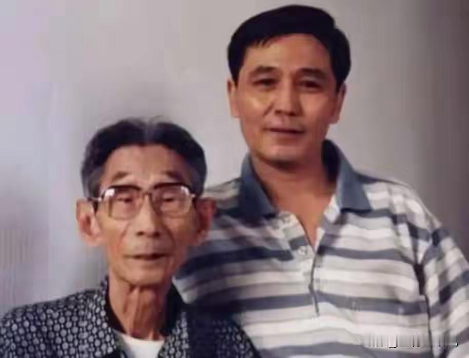 马氏父子能，
相声说的行。
祖孙整四代，
代代得传承。